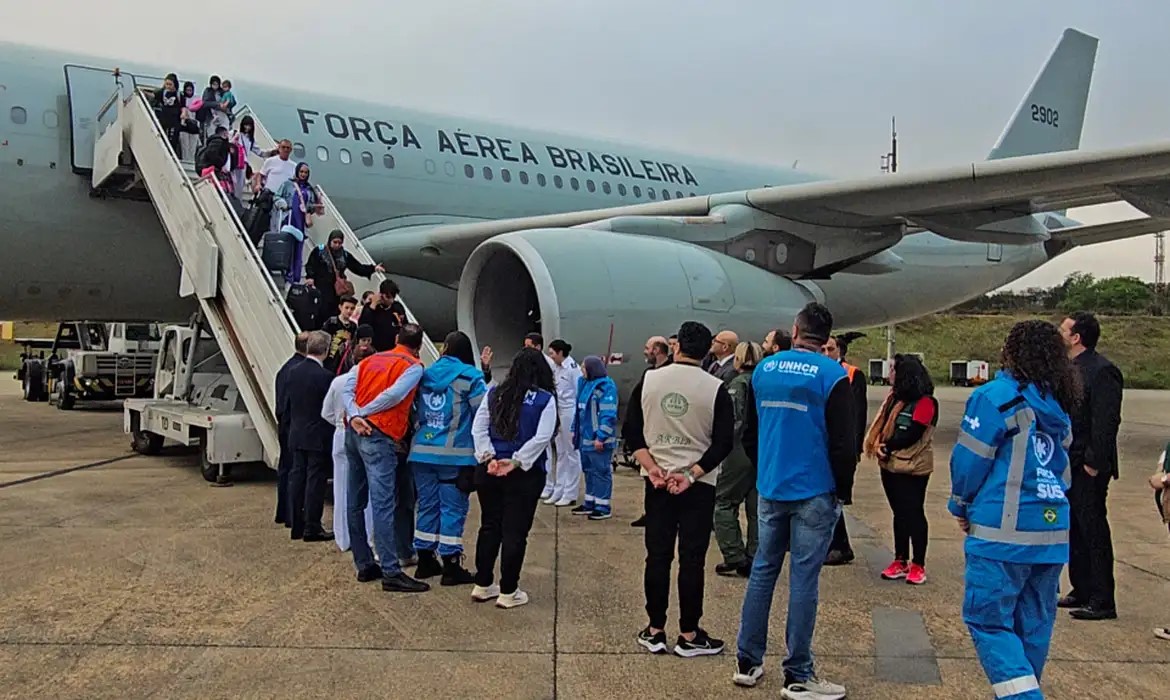 Avião com 221 brasileiros repatriados do Líbano pousa em Guarulhos 1 Studio Notícias | Studio TV Avião com 221 brasileiros repatriados do Líbano pousa em Guarulhos