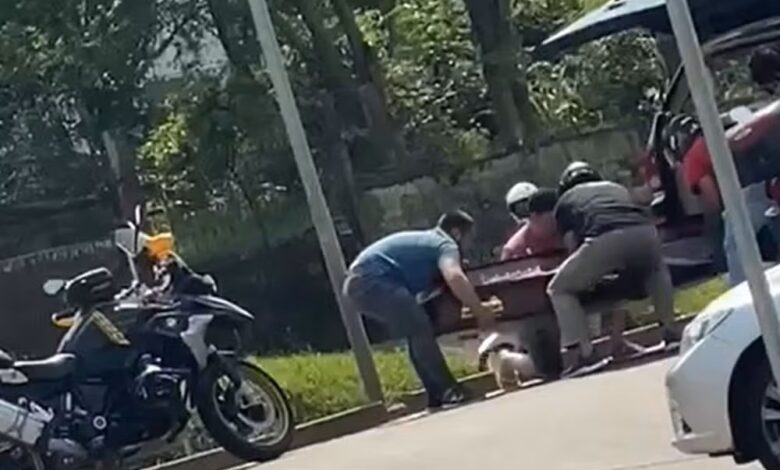 Studio Notícias | Studio TV Caixão cai de carro fúnebre e provoca transtorno no trânsito em Gravataí