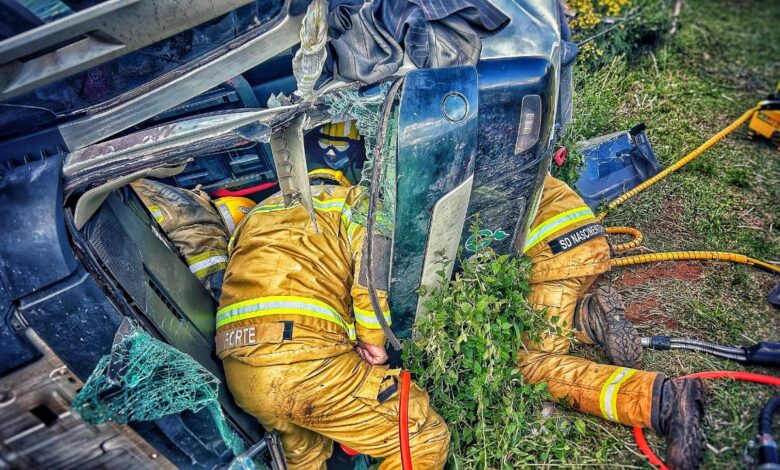 Studio Notícias | Studio TV Caminhão bitrem tomba em São Jorge e motorista é resgatado pelo Corpo de Bombeiros de Veranópolis e Lagoa Vermelha