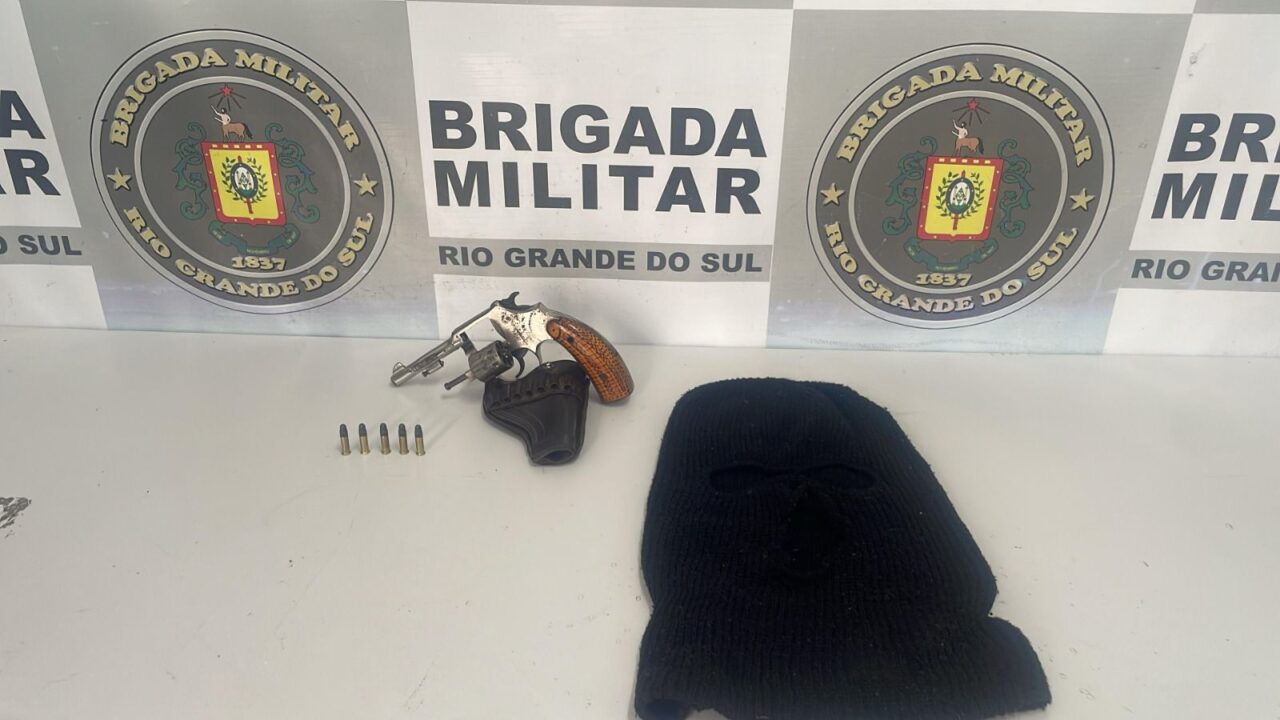 Homem é preso e menor de idade apreendido por porte ilegal de arma de fogo em Caxias do Sul 1 Studio Notícias | Studio TV Homem é preso e menor de idade apreendido por porte ilegal de arma de fogo em Caxias do Sul