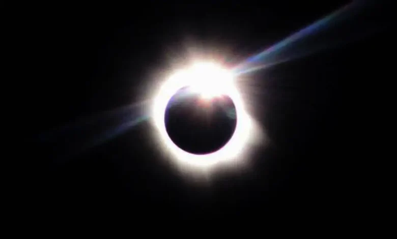 Studio Notícias | Studio TV Eclipse solar acontece hoje à tarde; veja horário e como observar