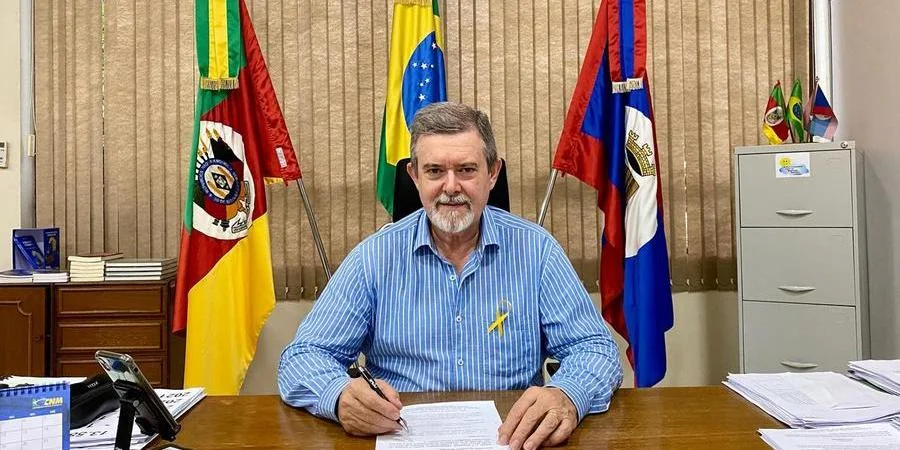 "Faço isso por amor": Prefeito reeleito em Crissiumal abre mão do salário de R$ 16 mil mensais pelo segundo mandato 1 Studio Notícias | Studio TV "Faço isso por amor": Prefeito reeleito em Crissiumal abre mão do salário de R$ 16 mil mensais pelo segundo mandato