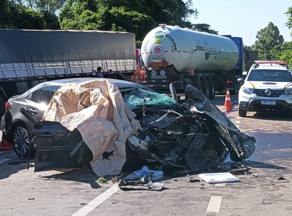 Grave colisão entre carro e carreta na ERS 153, entre Ernestina e Tio Hugo, deixa uma vítima fatal 1 Studio Notícias | Studio TV Grave colisão entre carro e carreta na ERS 153, entre Ernestina e Tio Hugo, deixa uma vítima fatal