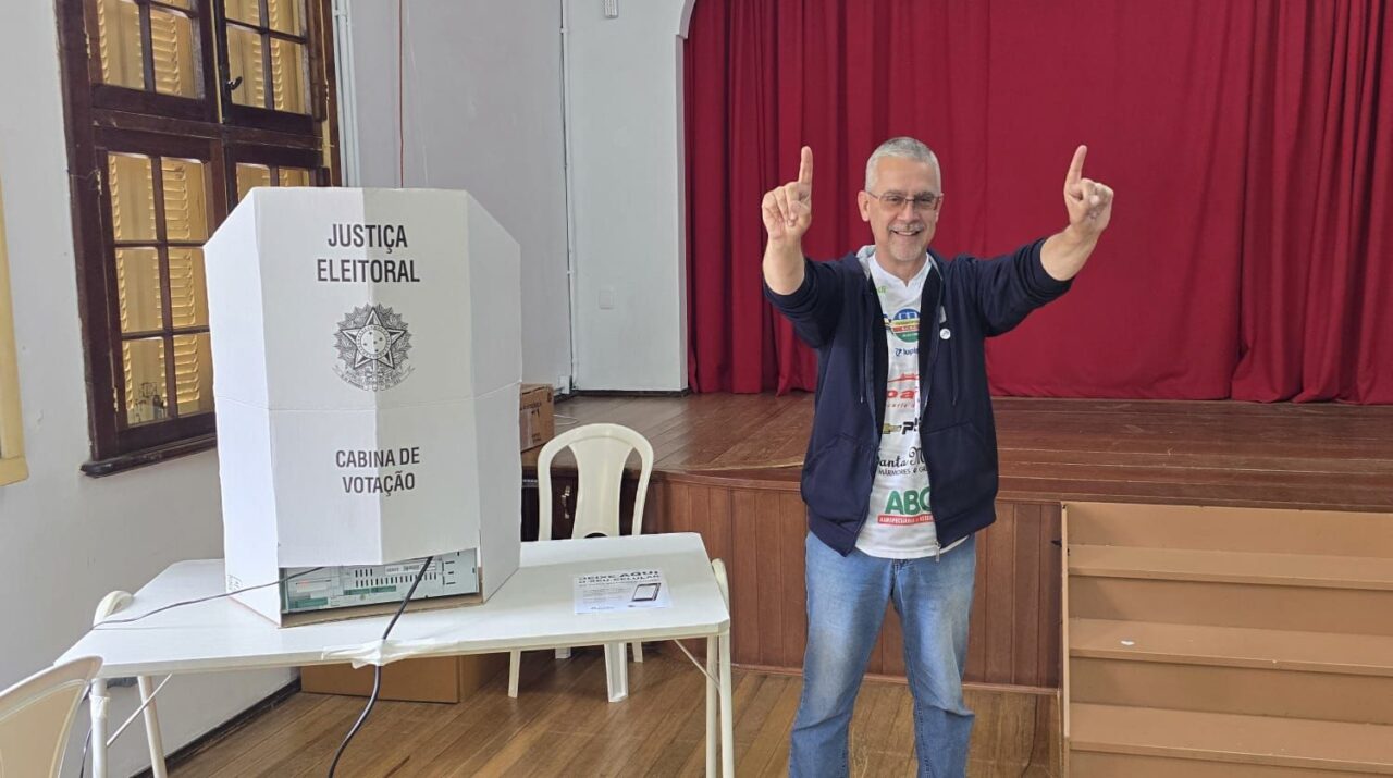 Studio Notícias | Studio TV Cristiano Dal Pai, candidato a prefeito de Veranópolis, vota nesta manhã