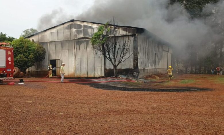 Studio Notícias | Studio TV Armazém com maquinários é destruído por incêndio em área rural de Giruá