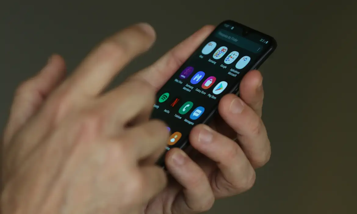 Oito em cada 10 adultos defendem a proibição de celulares em escolas 1 Studio Notícias | Studio TV Oito em cada 10 adultos defendem a proibição de celulares em escolas