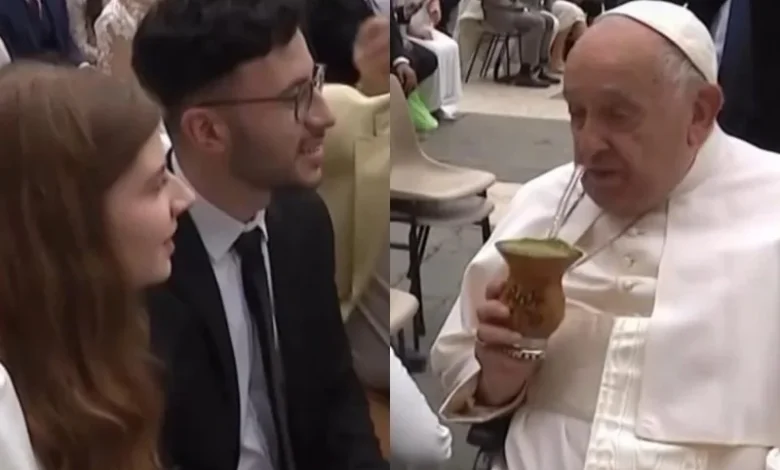 Studio Notícias | Studio TV Papa Francisco compartilha chimarrão com casal gaúcho em Roma durante lua de mel