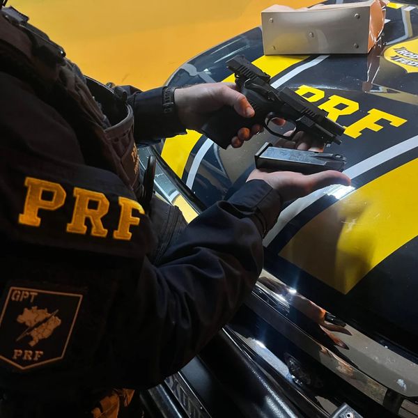 PRF prende tia e sobrinha transportando arma e munições em Santa Maria 1 Studio Notícias | Studio TV PRF prende tia e sobrinha transportando arma e munições em Santa Maria