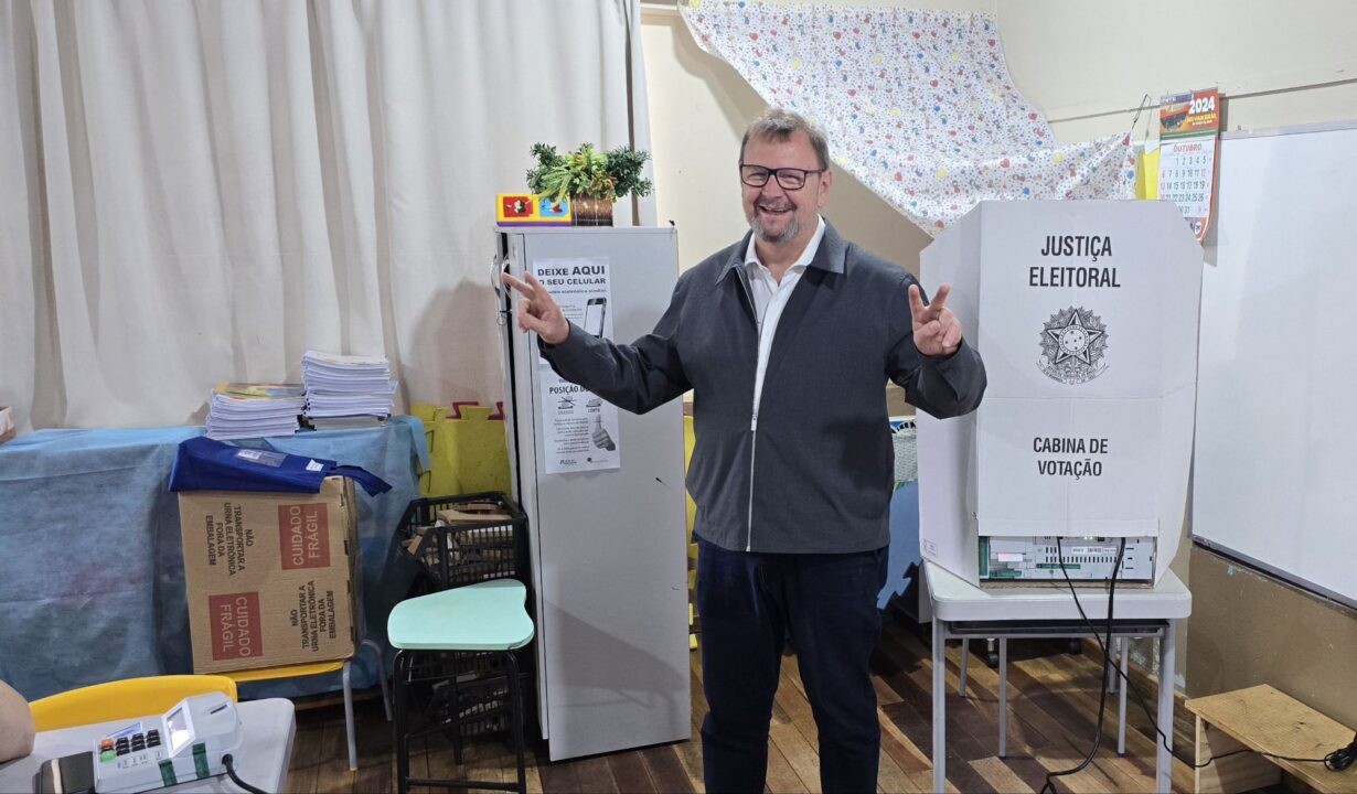 Studio Notícias | Studio TV Thomas Schiemann, candidato a prefeito de Veranópolis, vota nesta manhã
