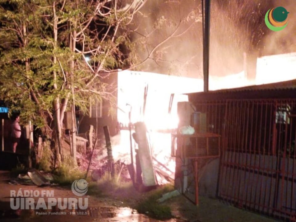 Studio Notícias | Studio TV Incêndio destrói duas casas no bairro Valinhos em Passo Fundo