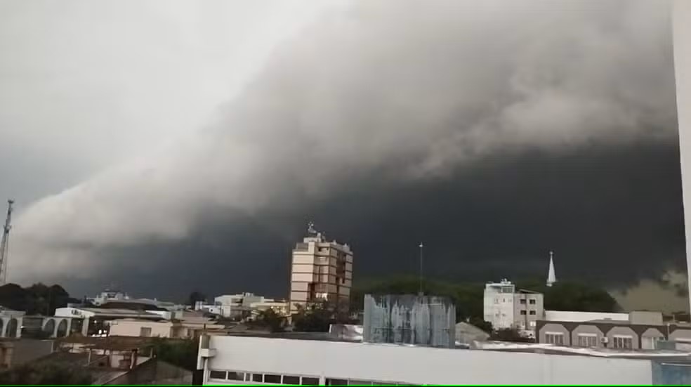 Studio Notícias | Studio TV Impressionante nuvem prateleira tempestades e cobre o céu de São Luiz Gonzaga