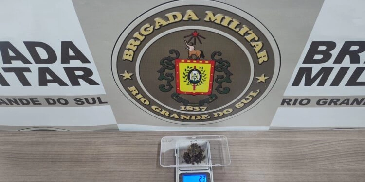 Homem é detido com drogas em operação policial em Nova Roma do Sul 1 Studio Notícias | Studio TV Homem é detido com drogas em operação policial em Nova Roma do Sul