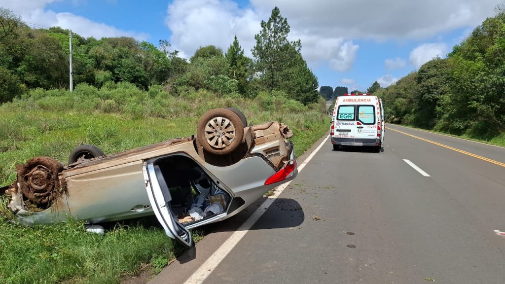 Capotamento deixa uma mulher ferida na ERS-135 entre Passo Fundo e Coxilha 1 Studio Notícias | Studio TV Capotamento deixa uma mulher ferida na ERS-135 entre Passo Fundo e Coxilha