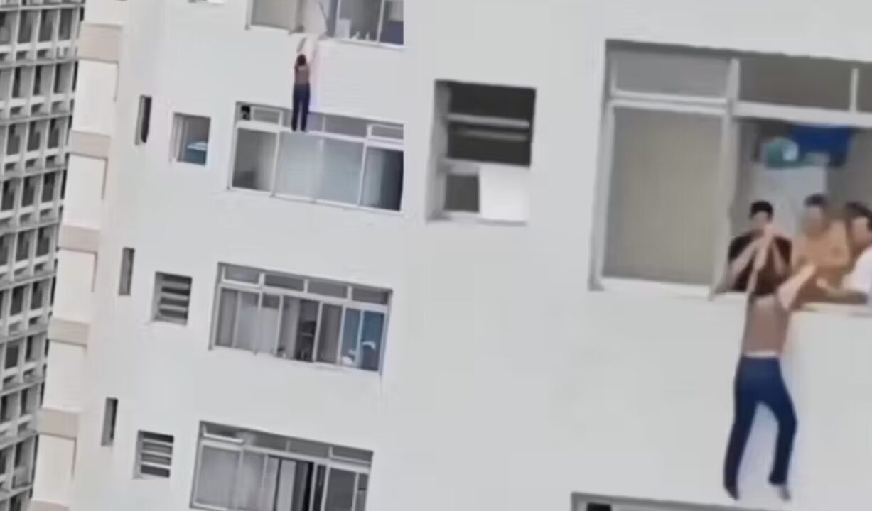 Mulher é resgatada por vizinhos após escorregar ao limpar janela de prédio no 14º andar 1 Studio Notícias | Studio TV Mulher é resgatada por vizinhos após escorregar ao limpar janela de prédio no 14º andar