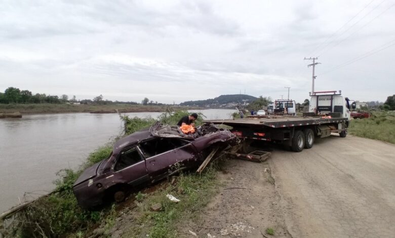 Studio Notícias | Studio TV Estado inicia a retirada de três veículos do leito do Rio Taquari, em Cruzeiro do Sul