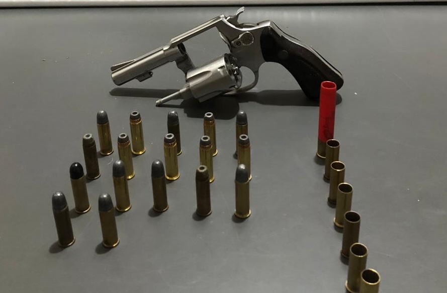 Homem é preso em Canela após disparar arma de fogo para o alto 1 Studio Notícias | Studio TV Homem é preso em Canela após disparar arma de fogo para o alto