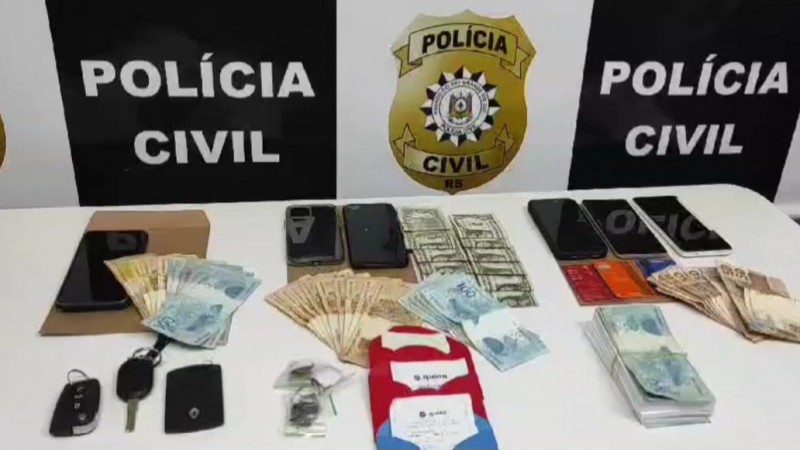 Polícia Civil prende grupo responsável pelo conhecido "golpe do bilhete" em Canoas 1 Studio Notícias | Studio TV Polícia Civil prende grupo responsável pelo conhecido "golpe do bilhete" em Canoas