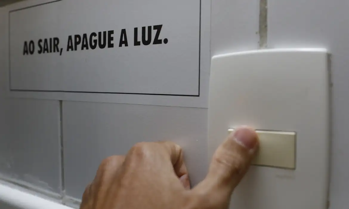 Aneel reduz para amarela bandeira tarifária de energia em novembro 1 Studio Notícias | Studio TV Aneel reduz para amarela bandeira tarifária de energia em novembro