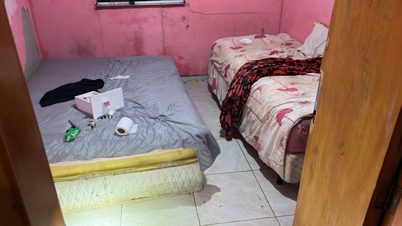 Pai e filho são presos por manter três mulheres em cárcere privado em casa de prostituição no Oeste de SC 1 Studio Notícias | Studio TV Pai e filho são presos por manter três mulheres em cárcere privado em casa de prostituição no Oeste de SC