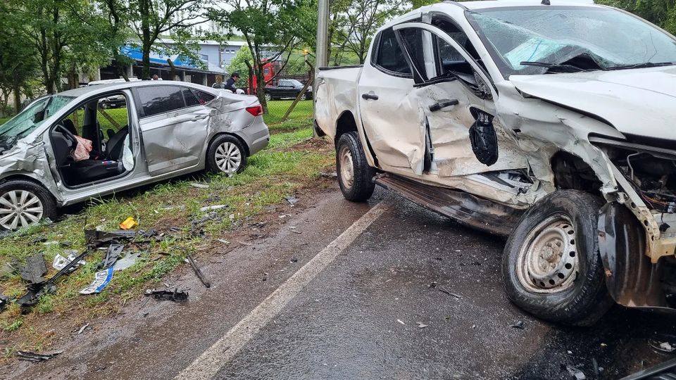Trânsito é liberado na BR-470 em Bento Gonçalves após acidente que deixou quatro feridos 1 Studio Notícias | Studio TV Trânsito é liberado na BR-470 em Bento Gonçalves após acidente que deixou quatro feridos