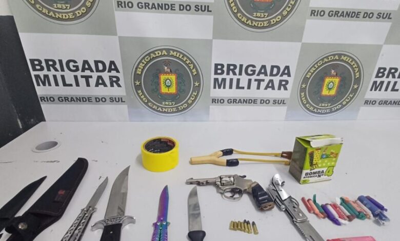 Studio Notícias | Studio TV Brigada Militar de São Marcos prende quatro jovens com arma de fogo e facas