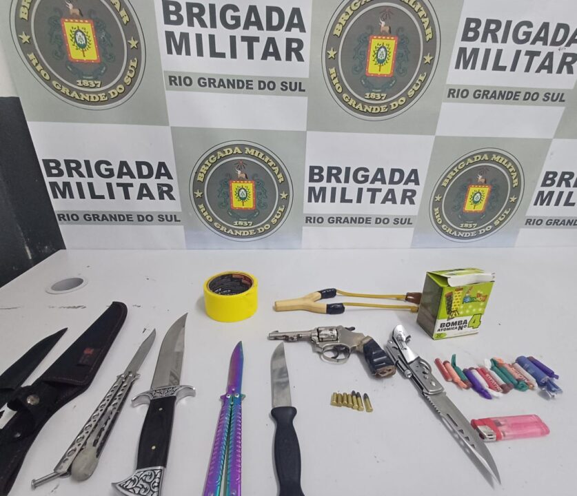 Brigada Militar de São Marcos prende quatro jovens com arma de fogo e facas 1 Studio Notícias | Studio TV Brigada Militar de São Marcos prende quatro jovens com arma de fogo e facas