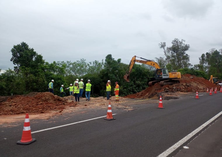 Após cinco dias de trabalho intensivo, tráfego no km 46 da Freeway é normalizado 1 Studio Notícias | Studio TV Após cinco dias de trabalho intensivo, tráfego no km 46 da Freeway é normalizado
