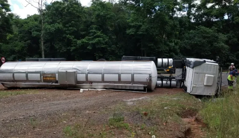 Studio Notícias | Studio TV Carreta carregada com 15 mil litros de cerveja tomba na ERS-122, entre Farroupilha e São Vendelino