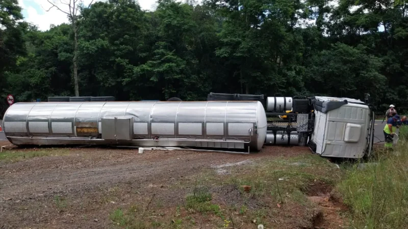 Carreta carregada com 15 mil litros de cerveja tomba na ERS-122, entre Farroupilha e São Vendelino 1 Studio Notícias | Studio TV Carreta carregada com 15 mil litros de cerveja tomba na ERS-122, entre Farroupilha e São Vendelino