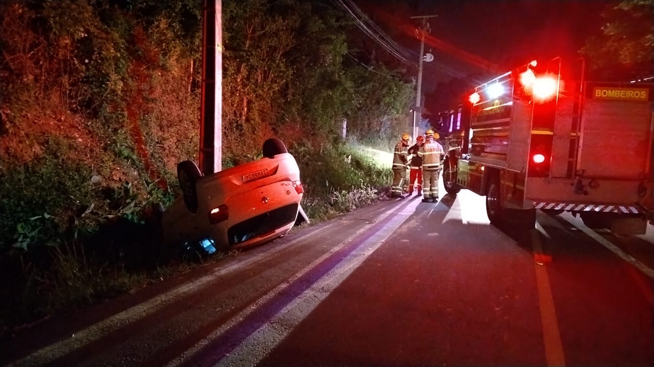 Bombeiros resgatam jovem após capotamento em Garibaldi 1 Studio Notícias | Studio TV Bombeiros resgatam jovem após capotamento em Garibaldi