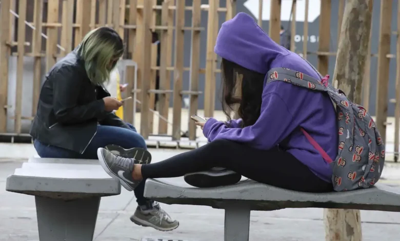 Studio Notícias | Studio TV Celular em sala de aula: 86% dos brasileiros apoiam algum tipo de restrição no uso