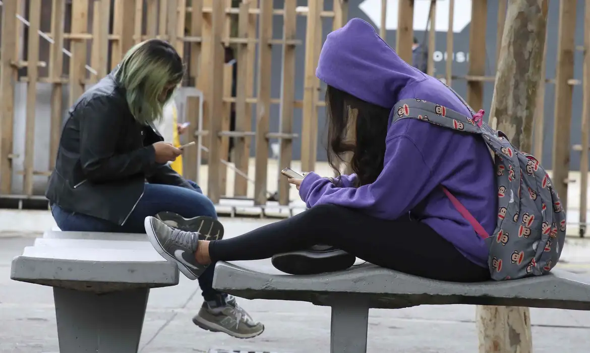 Celular em sala de aula: 86% dos brasileiros apoiam algum tipo de restrição no uso 1 Studio Notícias | Studio TV Celular em sala de aula: 86% dos brasileiros apoiam algum tipo de restrição no uso