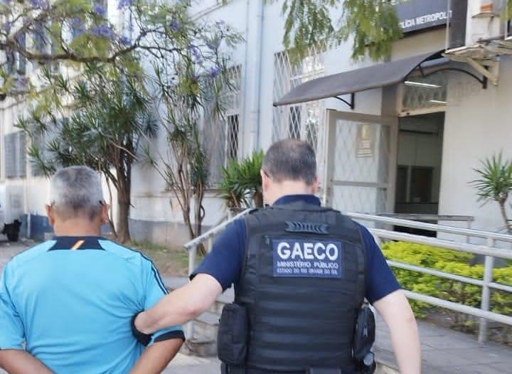 Após perseguição de carro, GAECO/MPRS prende na Zona Sul de Porto Alegre homem condenado a 28 anos de reclusão por homicídio 1 Studio Notícias | Studio TV Após perseguição de carro, GAECO/MPRS prende na Zona Sul de Porto Alegre homem condenado a 28 anos de reclusão por homicídio