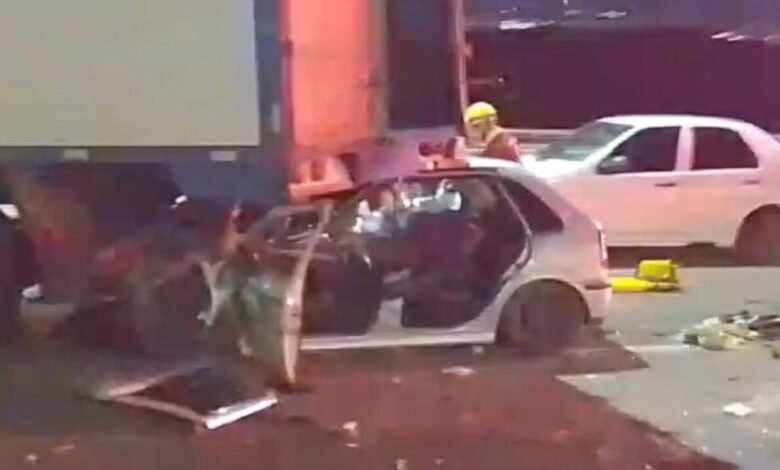 Studio Notícias | Studio TV Família sofre acidente na Freeway; duas pessoas ficam feridas