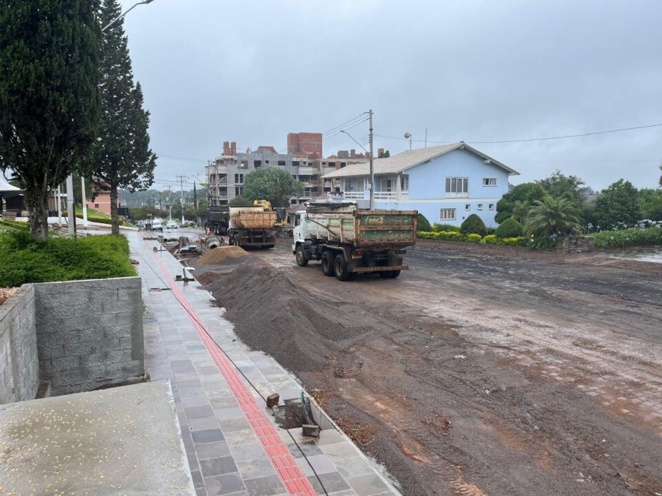Obras na Avenida das Flores exigem atenção redobrada de motoristas 1 Studio Notícias | Studio TV Obras na Avenida das Flores exigem atenção redobrada de motoristas