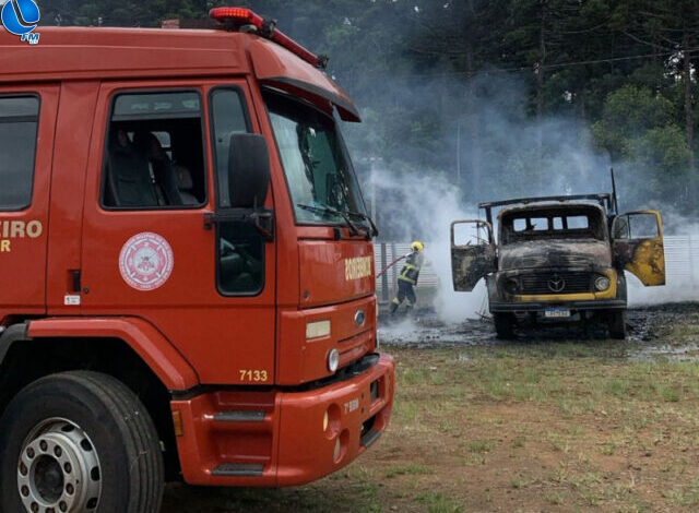 Studio Notícias | Studio TV Caminhão é destruído por incêndio em Caseiros; Bombeiros utilizam 4 mil litros de água
