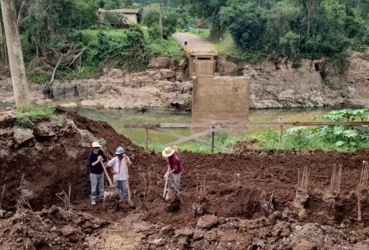 Ponte que desabou durante live começa a ser reconstruída em Santa Tereza 1 Studio Notícias | Studio TV Ponte que desabou durante live começa a ser reconstruída em Santa Tereza