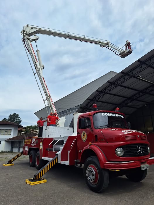 Bombeiros de Garibaldi reforçam estrutura com caminhão plataforma de 24 metros 1 Studio Notícias | Studio TV Bombeiros de Garibaldi reforçam estrutura com caminhão plataforma de 24 metros