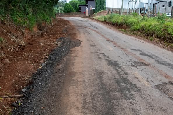 Studio Notícias | Studio TV Obra de manutenção na Estrada Velha é realizada em Nova Prata
