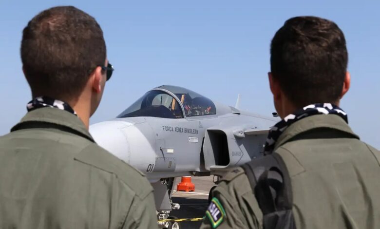 Studio Notícias | Studio TV Caça adquirido pelo Brasil surpreende F-15 dos EUA em combate simulado