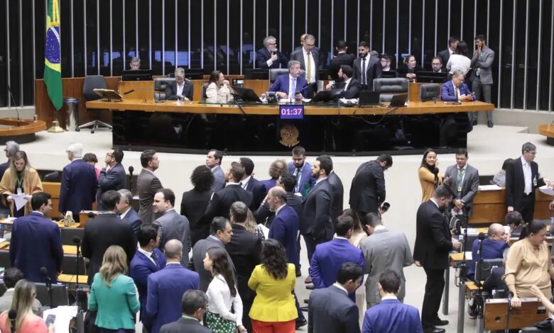 Studio Notícias | Studio TV Câmara aprova teto para salário mínimo, mas afrouxa mudanças no BPC