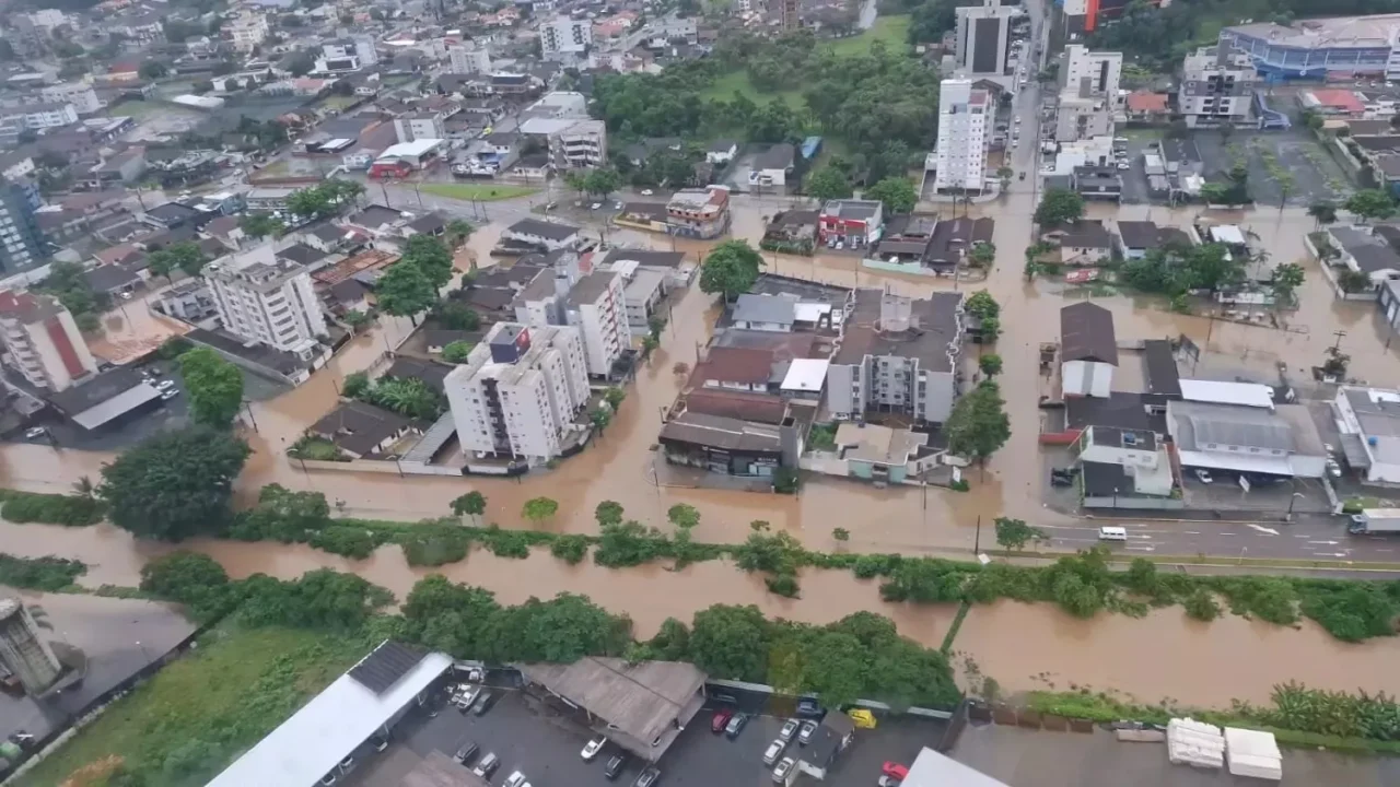 Situação crítica da chuva persiste em Santa Catarina e Paraná 1 Studio Notícias | Studio TV Situação crítica da chuva persiste em Santa Catarina e Paraná