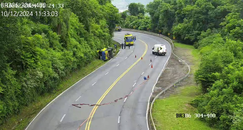 BR 386 é bloqueada após tombamento de caminhão carregado de gasolina em Pouso Novo 1 Studio Notícias | Studio TV BR 386 é bloqueada após tombamento de caminhão carregado de gasolina em Pouso Novo