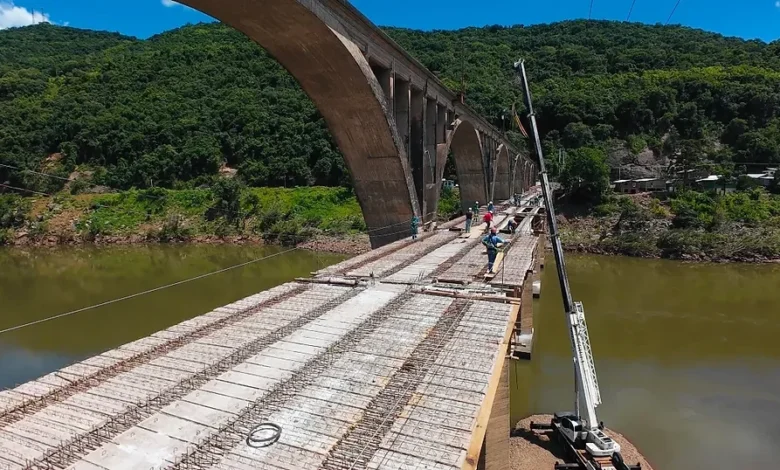 Studio Notícias | Studio TV Reconstrução da Ponte Brochado da Rocha atinge 80% de conclusão e simboliza a reconstrução regional