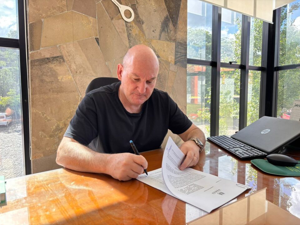 Fagundes Varela assina convênio para revitalização do ginásio Centro Poliesportivo Bella Vista 1 Studio Notícias | Studio TV Fagundes Varela assina convênio para revitalização do ginásio Centro Poliesportivo Bella Vista