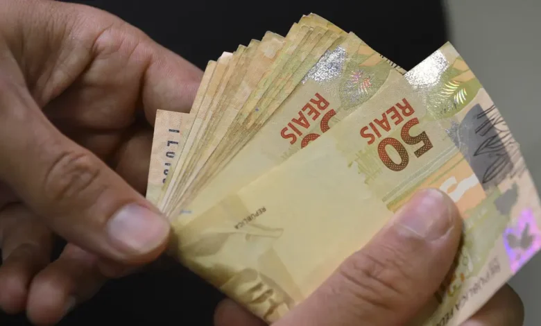Studio Notícias | Studio TV Consulta ao abono salarial PIS-Pasep 2025 já está disponível para trabalhadores
