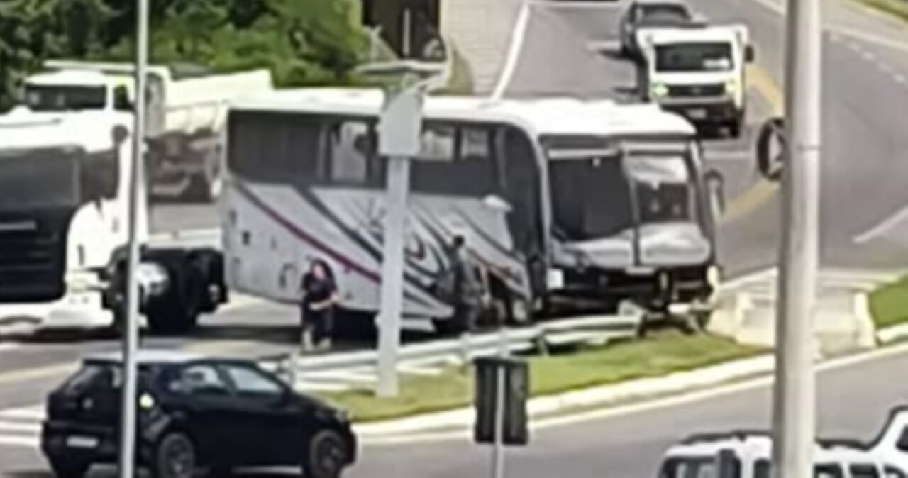 Acidente na BR-470, em Garibaldi envolve ônibus e caminhão e deixa ao menos um ferido gravemente 1 Studio Notícias | Studio TV Acidente na BR-470, em Garibaldi envolve ônibus e caminhão e deixa ao menos um ferido gravemente