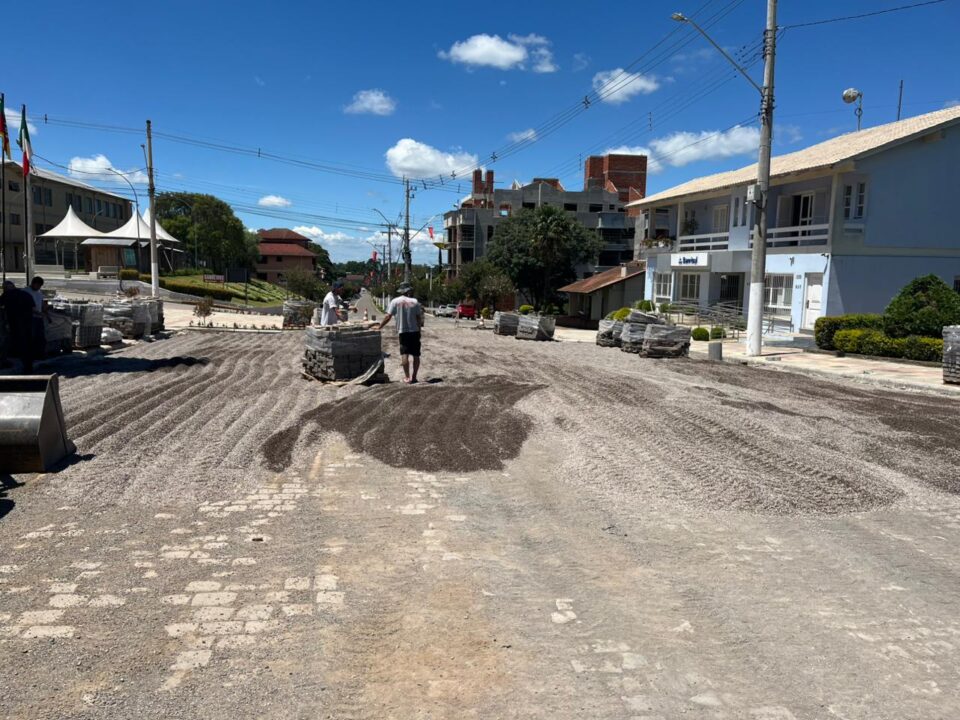 Avenida das Flores é interditada para obras em frente à Praça de Vila Flores 1 Studio Notícias | Studio TV Avenida das Flores é interditada para obras em frente à Praça de Vila Flores