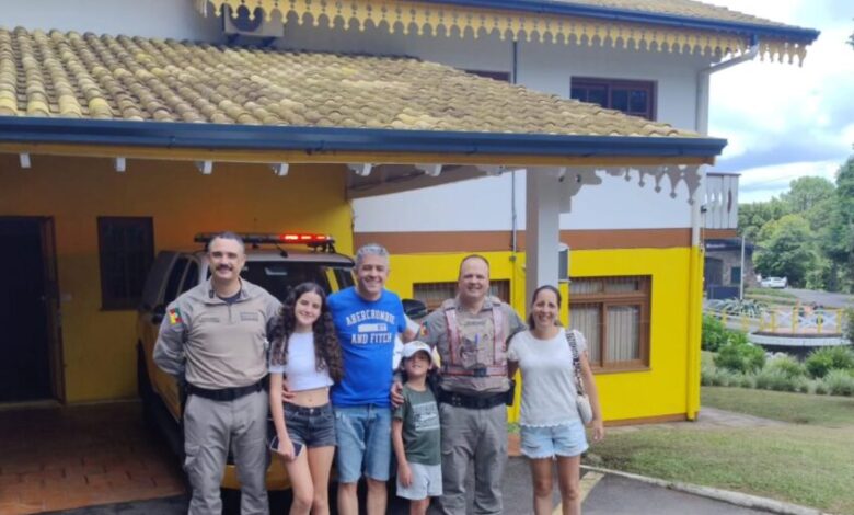 Studio Notícias | Studio TV Policiais do Comando Rodoviário da Brigada Militar salvam criança engasgada em Gramado