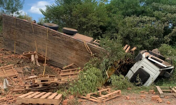 Studio Notícias | Studio TV Morador de Bento Gonçalves morre em acidente com caminhão com placas de Garibaldi carregado de tijolos na Rota do Sol